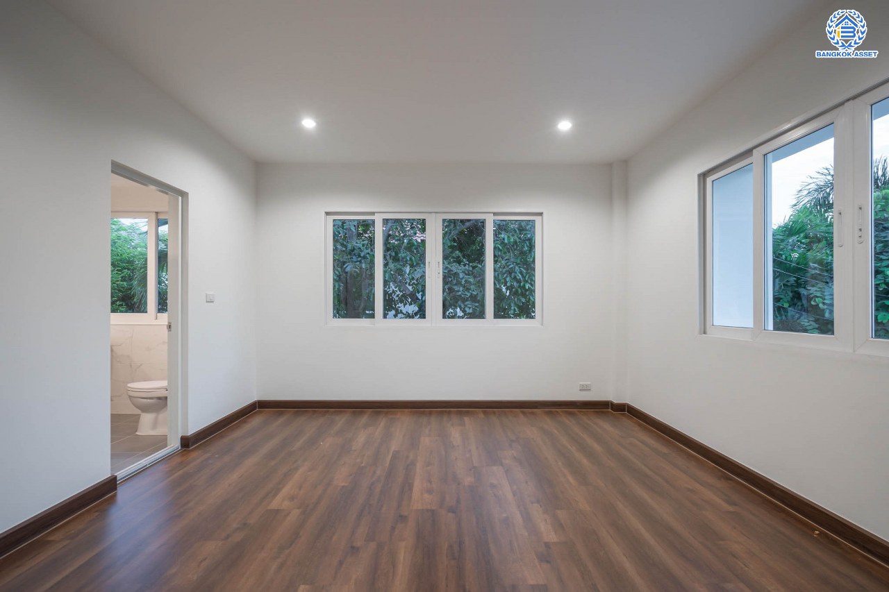 บ้านมือสองตกแต่งใหม่ โครงการ คาซ่าแกรนด์ รัตนาธิเบศร์-ราชพฤกษ์ บ้านเดี่ยวจากแบรนด์ Q.House เนื้อที่ 70 ตร.ว. ฟังก์ชัน 3 ห้องนอน 4 ห้องน้ำ 1 ห้องแม่บ้าน จอดรถได้ถึง 2 คัน พร้อม Facilities ครบครัน บนทำเลเดินทางสะดวก ติดถนนราชพฤกษ์ ใกล้เซ็นทรัลเวสต์เกต และรถไฟฟ้าสายสีม่วง "สถานีบางรักใหญ่"